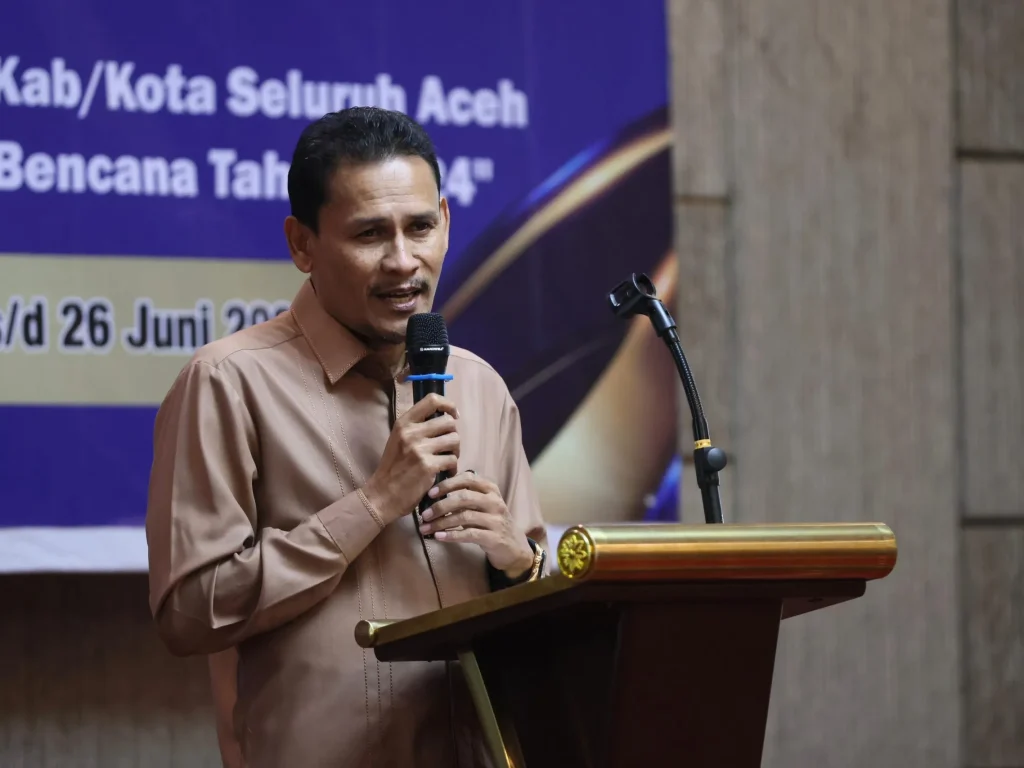 Foto: Asisten Perekonomian dan Pembangunan Sekda Aceh Zulkifli, menyampaikan sambutan sekaligus membuka Rapat koordinasi penanggulangan bencana tahun 2024 di Hotel Parkside Aceh tengah, Senin Malam (24/6/2024).