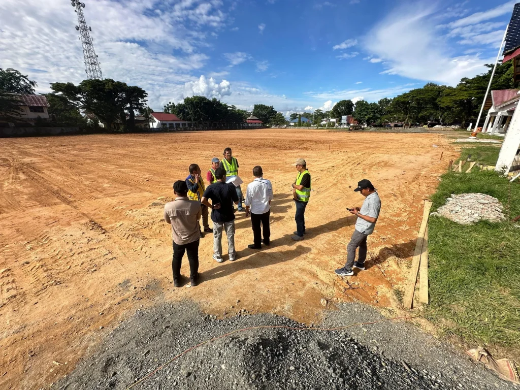 Foto: Asisten Perekonomian dan Pembangunan Sekda Aceh Zulkifli, didampingi Kabid Penyehatan Lingkungan Permukiman Dinas Perkim Aceh Muhammad Nazar, meninjau lokasi pengerjaan venue Cabang Olahraga Softball, yang akan digunakan pada Pekan Olahraga Nasional (PON) XXI Aceh-Sumut, di Lapangan Teuku Umar, Selasa (25/6/2024).