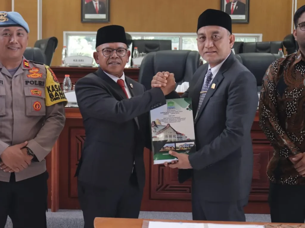 Foto: Pj Bupati Aceh Jaya, Dr. A. Murtala., M.Si, menghadir  Rapat Paripurna Ke-X Masa Persidangan III Tahun Sidang 2023-2024 di Gedung DPRK Aceh Jaya pada rabu, 26 Juni 2024.