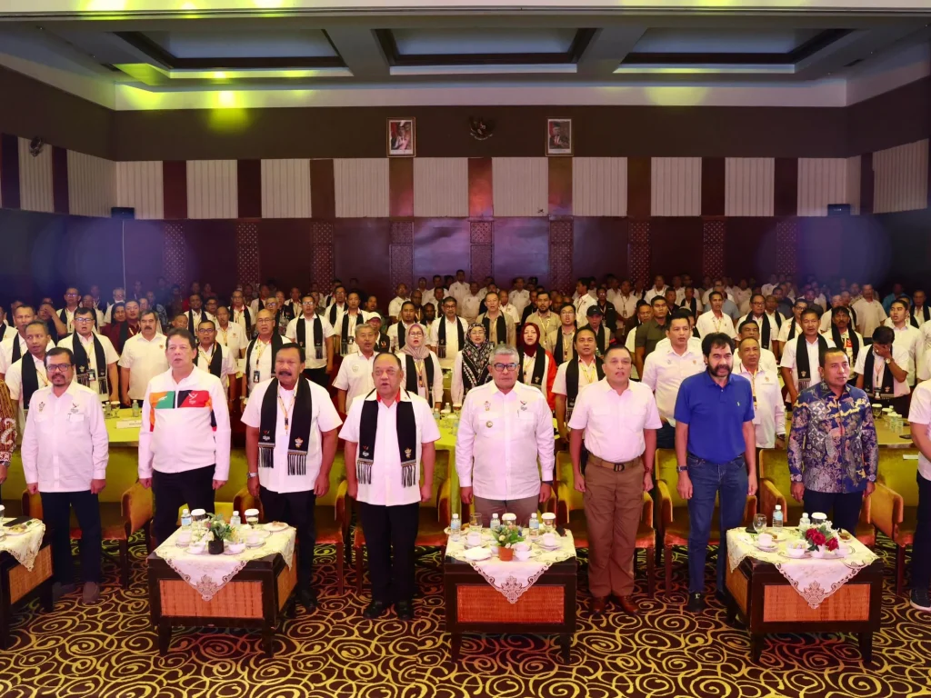 Foto: Penjabat Gubernur Aceh, Bustami, SE, M.Si., membuka kegiatan Chief De Mission (CDM) Meating-II PON XXI/2024 Aceh-Sumut Wilayah Aceh yang dihadiri para Ketua KONI Provinsi seluuruh Indonesia, di Hotel Hesmes Palace, Rabu, 26/6/2024