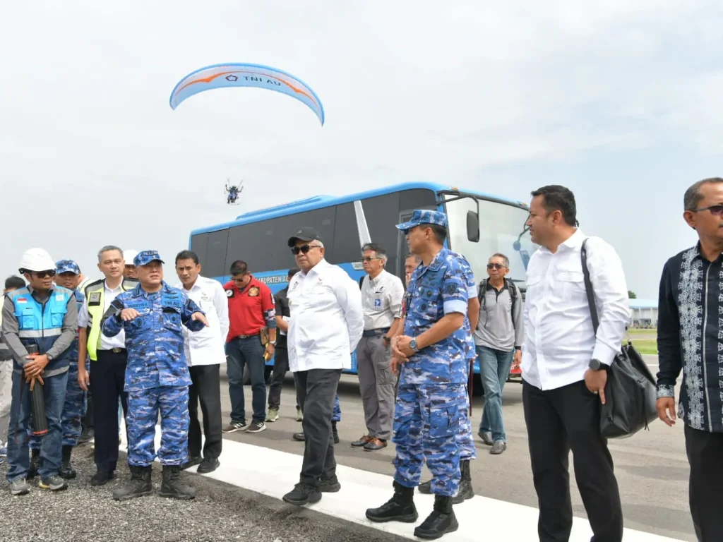 Foto: Penjabat (Pj)  Gubernur Aceh Bustami meninjau Venue Aero Sport ddan Para Motor di Bandara Malikusaleh Aceh Utara