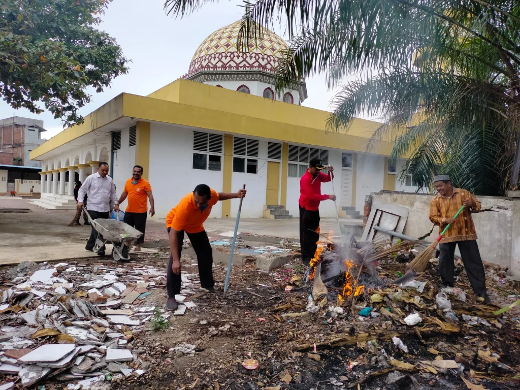 Foto: Pemerintah Kabupaten Aceh Utara menggelar gotong royong massal bertajuk aksi Bersih Indah dan Sehat (BIS) di Masjid-masjid di sepanjang Jalan Nasional di daerah itu. Kegiatan itu diinisiasi oleh Pj Bupati Dr Mahyuzar, MSi, mulai dilaksanakan pada Jumat, 28 Juni 2024.