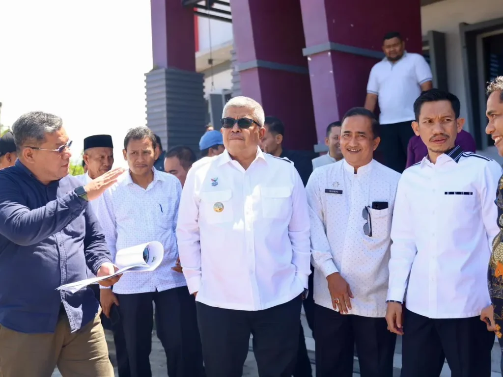 Foto: Penjabat Gubernur Aceh, Bustami, SE, M.Si., didampingi Asisten Perekonomian dan Pembangunan Sekda Aceh, Dr.Ir. Zulkifli, M.Si., serta pejabat terkait, meninjau Penataan Lanscape Gedung Olah Raga dan Seni (GOS) yang akan digunakan untuk perhelatan Pekan Olahraga Nasional (PON) XXI/2024 Aceh-Sumut. Di Aceh Barat, Jumat, 28/6/2024