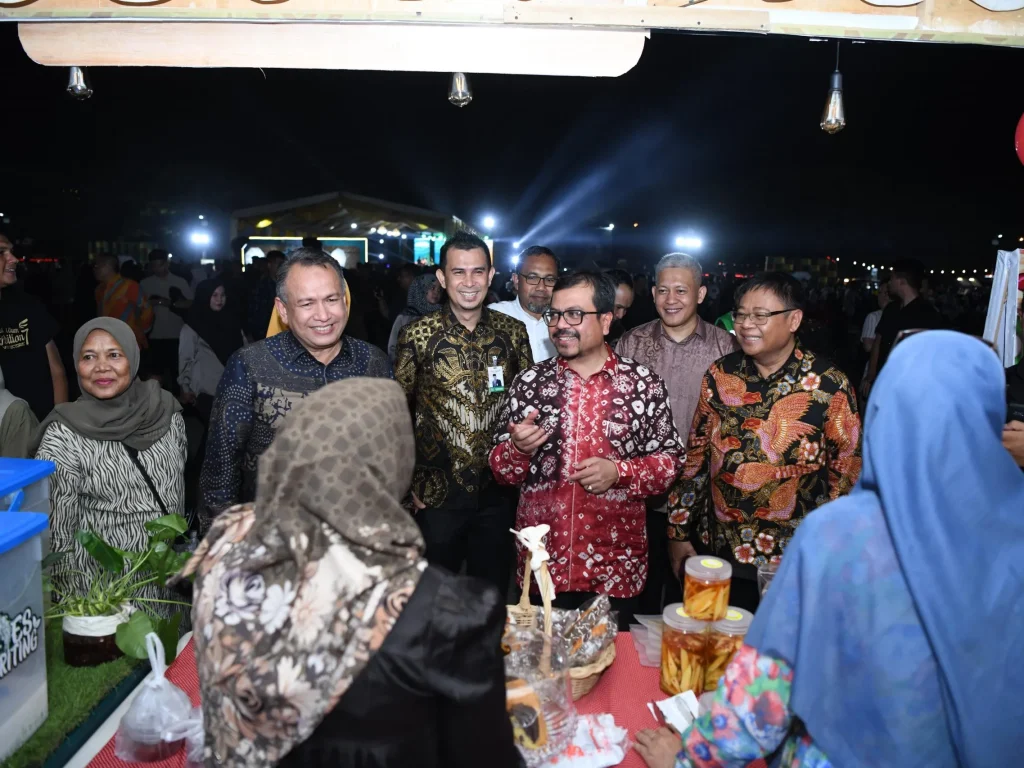 Foto: Penjabat Sekretaris Daerah Aceh, Azwardi AP, M.Si.,Meninjau Stand UMKM pada kegiatan Expo UMKM Aceh 2024 di lapangan blang padang, Banda Aceh, 28/06/2024