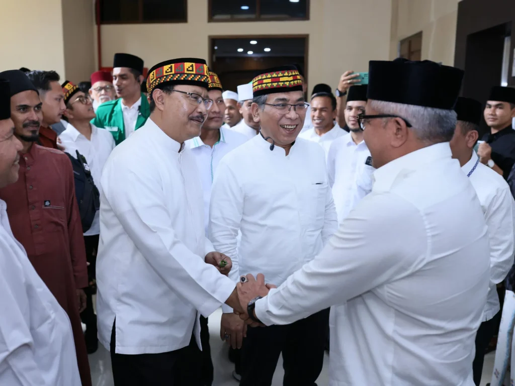 Foto: Penjabat Gubernur Aceh Bustami Hamzah, didampingi Asisten Administrasi Umum Sekda Aceh Iskandar, menyambut kedatangan Ketua Umum Pengurus Besar Nahdlatul Ulama KH Yahya Cholil Staquf, di ruang VIP Bandara Internasional Sultan Iskandar Muda, Sabtu (29/6/2024).
