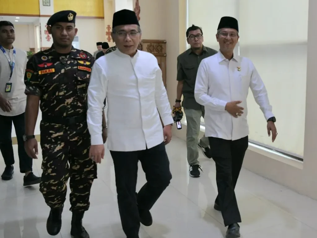 Foto: Asisten Administrasi Umum Sekda Aceh, Iskandar, mengantar keberangkatan Ketua Umum Pengurus Besar Nahdatul Ulama (PBNU) KH Yahya Cholil Staquf dan Sekjend Saifullah Yusuf  untuk berangkat pulang kembali ke Jakarta, di Bandara Internasional Sultan Iskandar Muda, Minggu (30/6/2024).