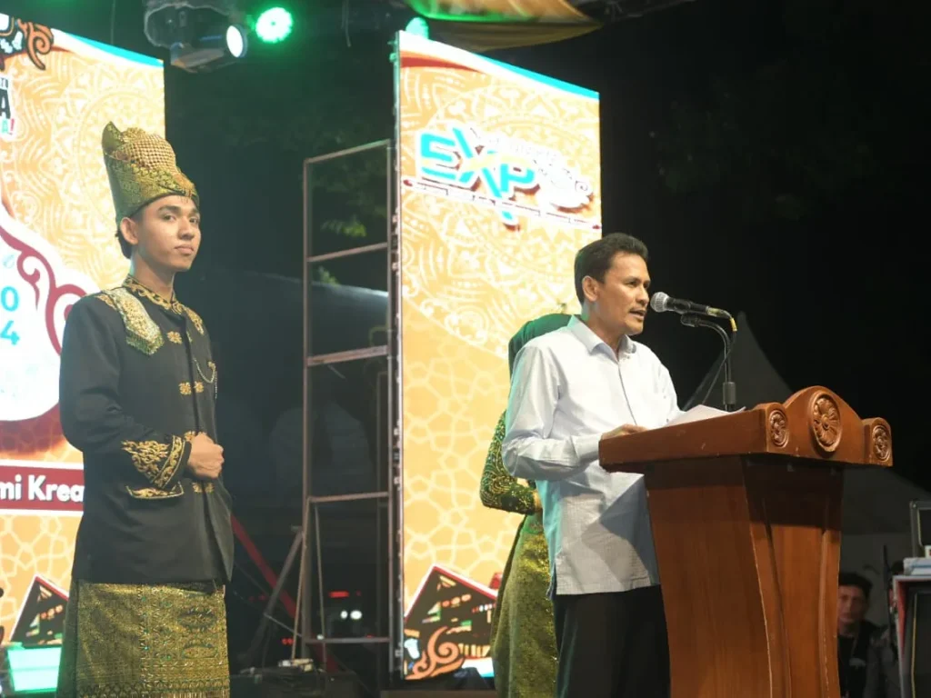 Foto: Asisten Perekonomian dan Pembangunan Sekda Aceh Zulkifli menutup event Expo UMKM Aceh 2024 yang berlangsung di Lapangan Blang Padang, Banda Aceh, Minggu (30/06/2024) malam.