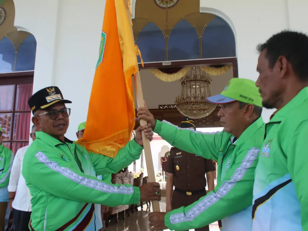 Foto: Pj. Bupati Aceh Jaya, Dr. A. Murtala, M.Si., melepas kontingen atlet Kabupaten Aceh Jaya yang akan bertanding pada ajang Pekan Olahraga Pelajar Daerah (POPDA) Aceh XVII di Aceh Timur pada tanggal 6 - 13 Juli 2024. Acara pelepasan ini dilaksanakan di Pendopo Bupati Aceh Jaya, Senin (01/07/2024).