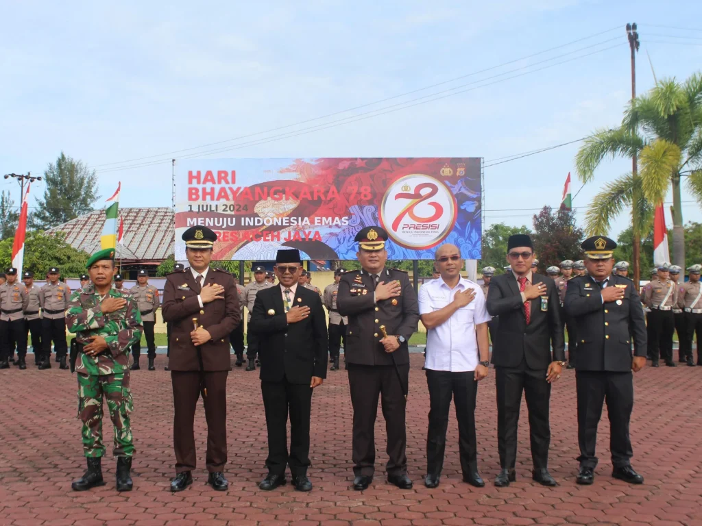 Foto: Pj. Bupati Aceh Jaya, Dr. A. Murtala., M.Si., menghadiri upacara peringatan Hari Bhayangkara ke-78 di Mapolres Aceh Jaya pada hari Senin, 1 Juli 2024. Upacara tersebut dipimpin langsung Kapolres Aceh Jaya, AKBP Andy Sumarta, S.I.K.