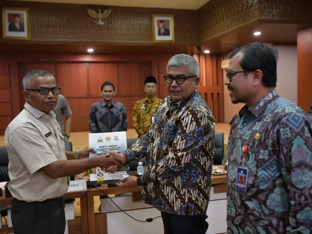 Foto: Pj. Gubernur Aceh, Bustami. SE. M. Si didampingi Pj. Sekda Aceh, Azwardi AP menyerahkan Surat Keputusan (SK) Panitia Besar Pekan Olah Raga Nasional (PB-PON) XXI Aceh-Sumut Tahun 2024 Wilayah Aceh, di Gedung Serbaguna Setda Aceh, Kantor Gubernur Aceh, Kamis, 04/07/2024.
Jam. 10.00 sd 12.00