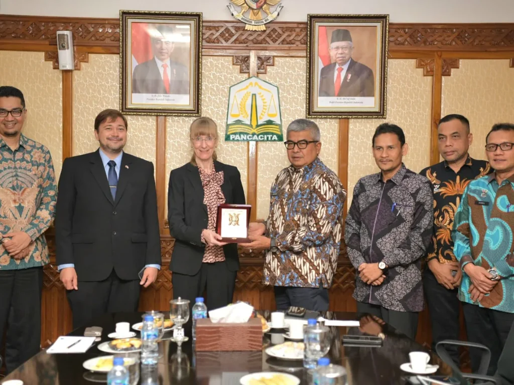 Foto: Pj. Gubernur Aceh, Bustami, SE. M. Si didampingi Asisten Perekonomian dan Pembangunan Sekda Aceh, Zulkifli, Kadis Pendidikan Aceh, Marthunis dan Kadisnaker Aceh, Akmil menerima Kunjungan Ms. Ina Lepel, Duta Besar Jerman dan Mr. Daniel Konsul Kehormatan Jerman diruang Rapat Gubernur Aceh, Kantor Gubernur Aceh, Kamis, 04/07/2024.