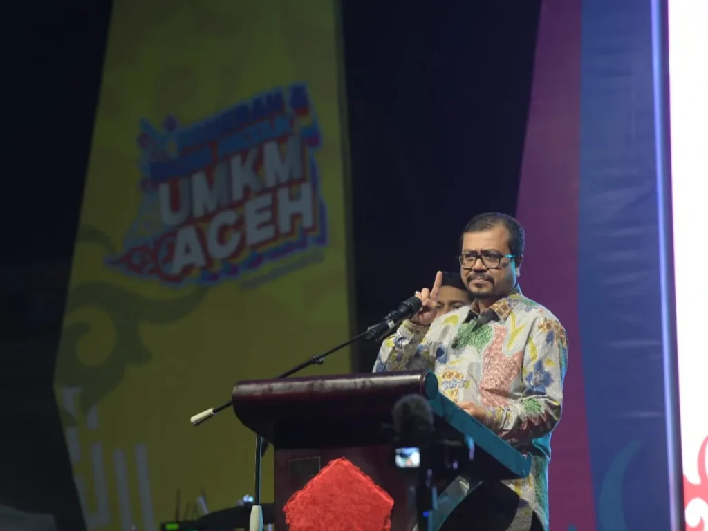 Foto: Penjabat Sekretaris Daerah Aceh Azwardi mewakili Penjabat Gubernur Aceh membuka Pameran dan Bazar Produk UMKM (Usaha Mikro Kecil dan Menengah) Aceh yang dipusatkan di Halaman Kantor Bupati Aceh Utara di Landing, Lhoksukon, Aceh Utara, Pada Jumat, 5 Juli 2024, malam.