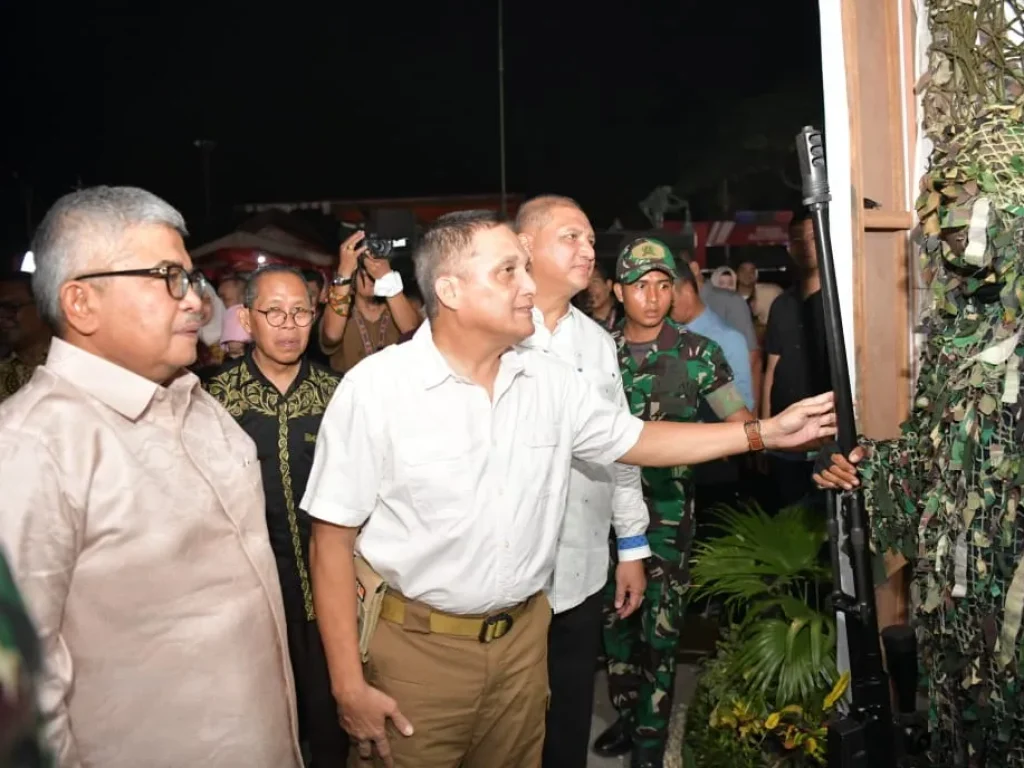 Foto: Pj. Gubernur Aceh, Bustami, SE. M Si bersama Forkompimda Aceh Menghadiri Acara Opening Ceremony Bhayangkara Fest 2024 sekaligus meninjau Stan di Taman Ratu Safiatuddin, Banda Aceh, Jumat Malam, 05/07/2024.