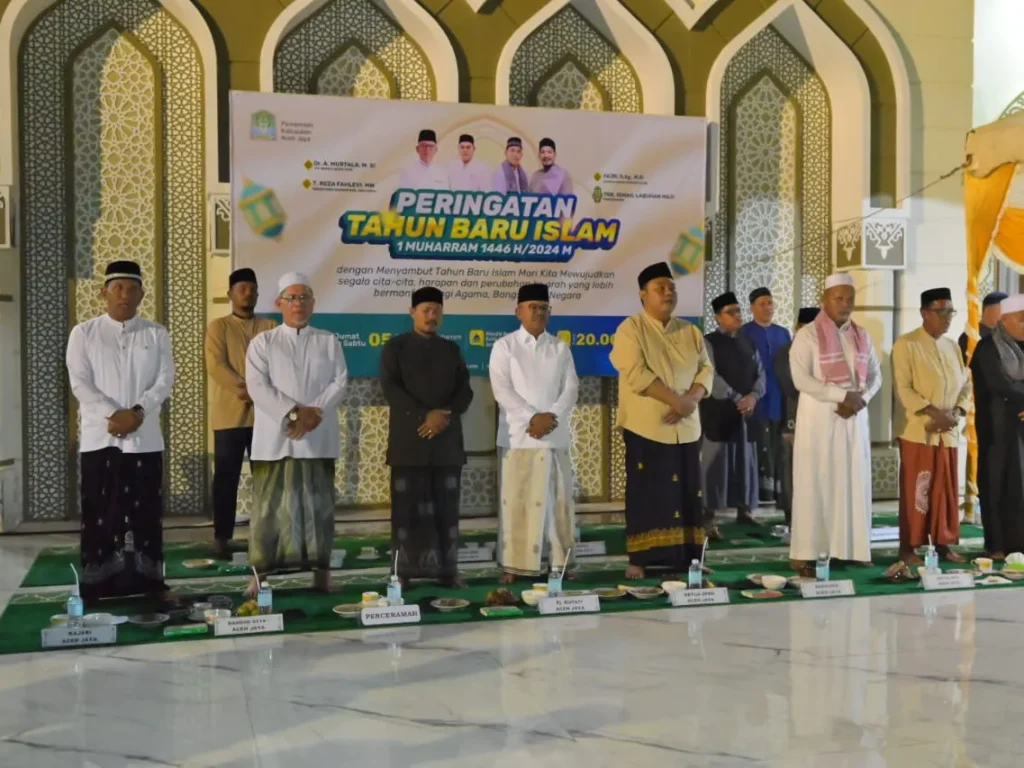 Foto: Pj. Bupati Aceh Jaya, Dr. A. Murtala, menghadiri peringatan Tahun Baru Islam 1 Muharram 1446 Hijriah/ 2024 Masehi di Masjid Baitul Izzah, Calang, pada Jumat malam, 5 Juli 2024