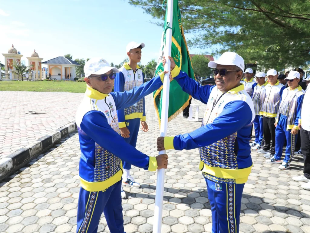 Foto: Pj Bupati Dr. Drs. Mahyuzar M.Si Menerima Bendera Pataka Pelepasan Atlet Popda