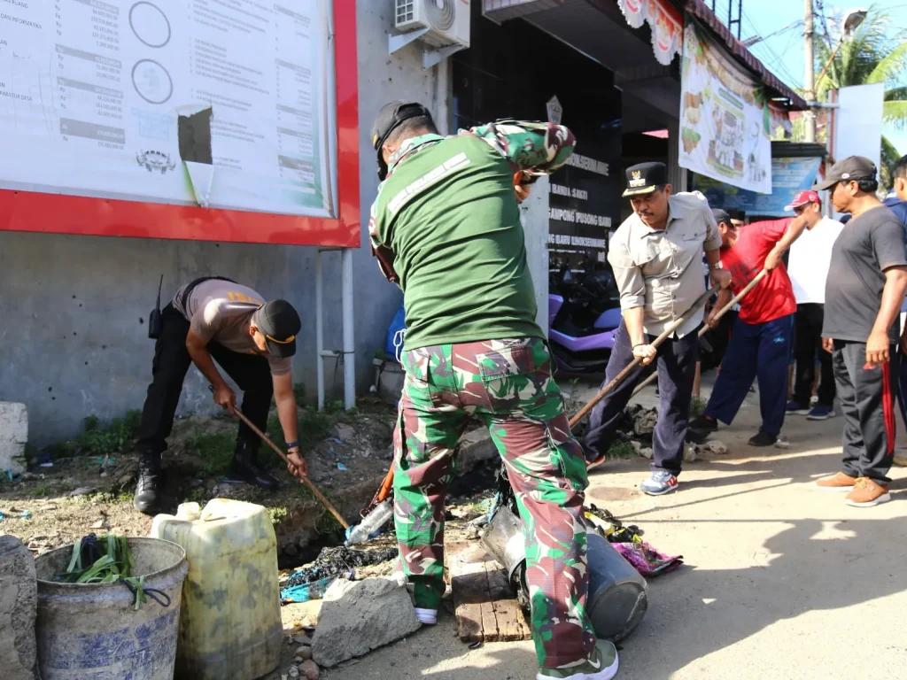 Foto: Bersama Forkopimcam Banda Sakti, Dinas Lingkungan Hidup dan Komunitas Peduli Lingkungan di Kota Lhokseumawe, lakukan aksi Gerakan Masyarakat (Germas) Bersih Lingkungan untuk membersihkan sampah pada Sabtu (06/07/2024).