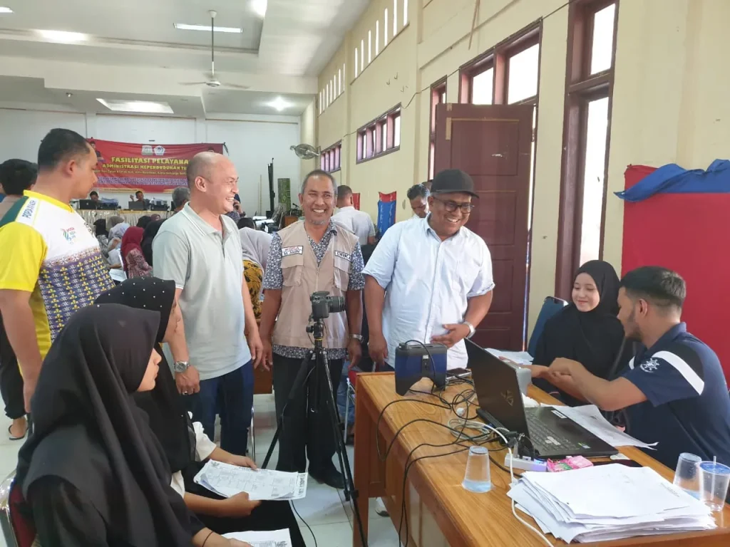 Foto: Pj Bupati Aceh Utara, Dr Drs Mahyuzar MSi beserta Sekretaris DRKA M.Amin didampingi kadis DISDUKCAPIL, Safrizal, S.STP dan Humas, Muslem meninjau salahsatu operator Perekaman KTP El dikantor camat sawang