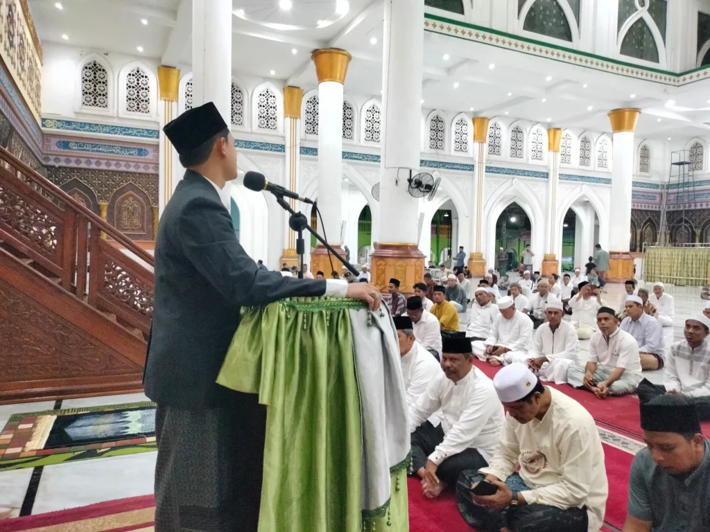 Foto: Dr. Rizqi Wahyudi, S.Sos.I., M.Kom memberikan Tausiah  pada peringatan Tahun Baru Islam di Masjid Agung Lhoksukon