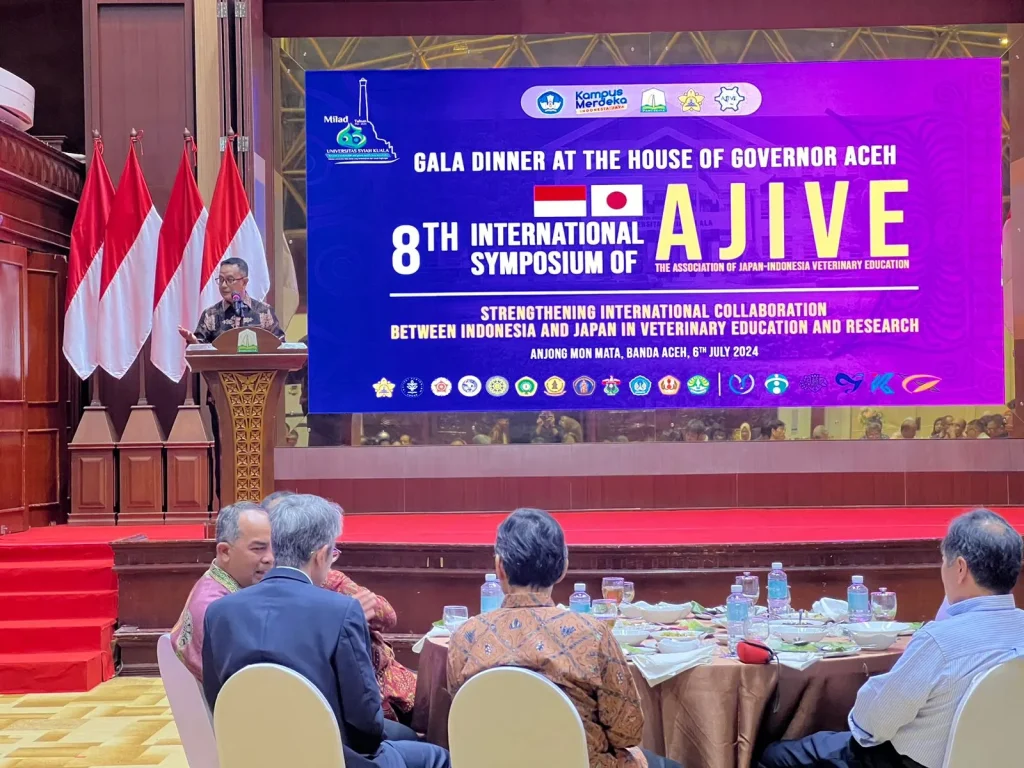 Foto: Kepala Dinas Peternakan Aceh Zalsufran, saat membacakan sambutan Gubernur Aceh, pada Simposium Internasional ke-8 Asosiasi Pendidikan Kedokteran Hewan Jepang-Indonesia (AJIVE), di Anjong Mon Mata, komplek Meuligoe Gubernur Aceh, Sabtu (06/7/2024) malam