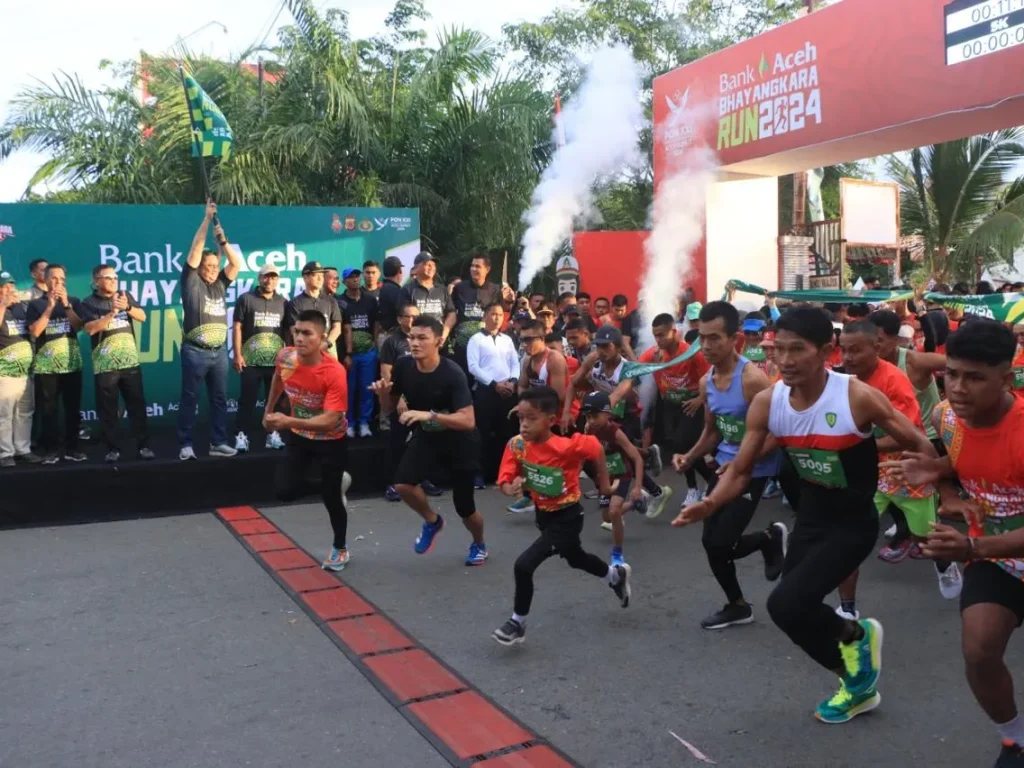Foto: Kapolda Aceh Irjen Achmad Kartiko melepas peserta lomba Bhayangkara Run 2024 di Taman Ratu Safiatuddin, Kota Banda Aceh, Minggu, 7 Juli 2024. Lomba lari tersebut merupakan salah satu rangkaian acara Bhayangkara Fest 2024.