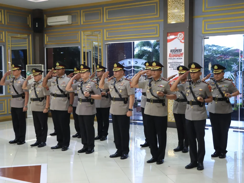 Foto: Kapolda Aceh Irjen Achmad Kartiko memimpin upacara serah terima jabatan (sertijab) Kabidkeu beserta tujuh Kapolres di Lobi Mapolda Aceh, Senin, 8 Juli 2024.