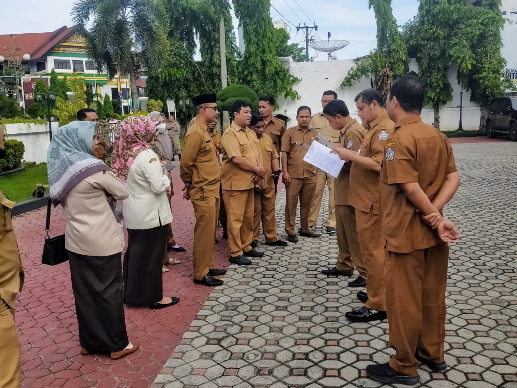 Foto: Sekda T Adnan, SE menggelar inspeksi mendadak (Sidak) di Kantor Sekretariat Daerah Kota (Sekdako) Lhokseumawe.