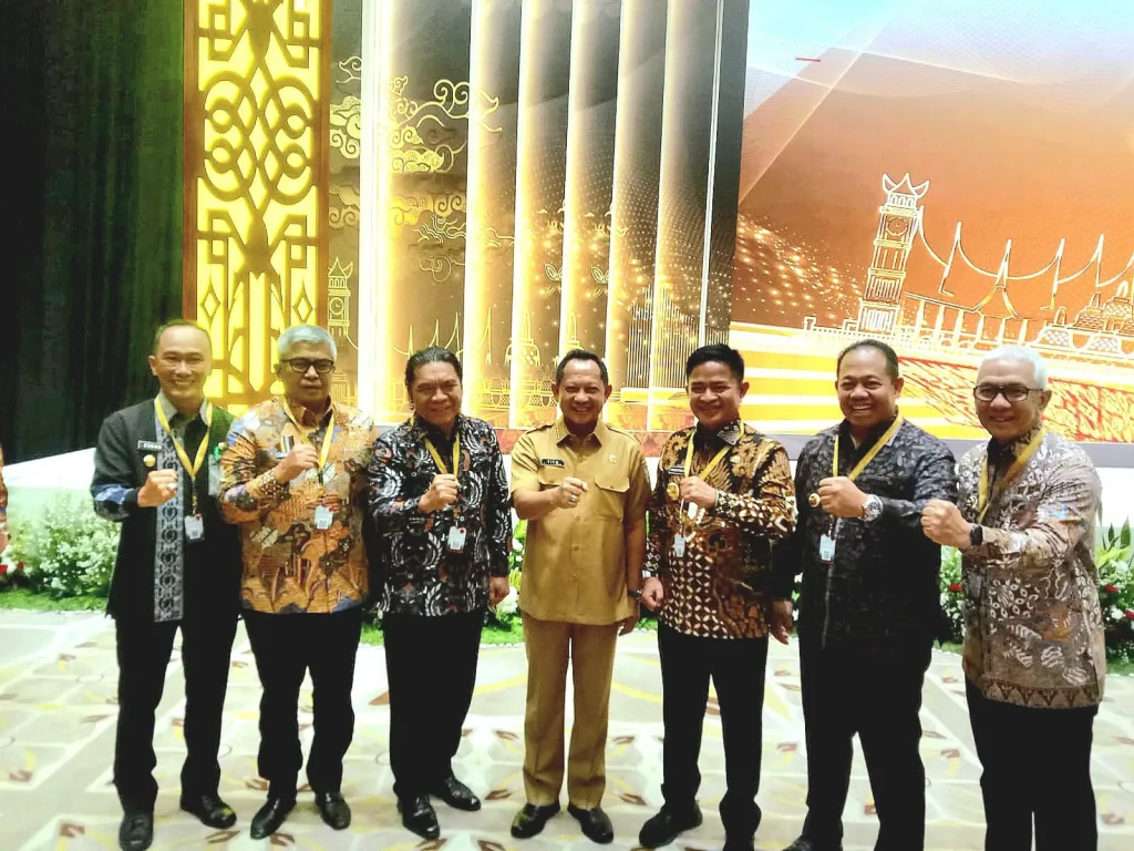 Foto bersama Pj Gubernur Aceh Bustami  bersama dengan Mendagri Tito Karnavian usai acara penyampaian laporan Hasil Pemeriksaan (LHP) BPK RI terhadap laporan keuangan Pemerintah Pusat di Jakarta Conventional Center, Senayan, Jakarta Senin 8 Juli 2024, acara dimulai pukul 09.00 Wib hingga pukul 11.00 Wib  | Foto : Humas BPPA