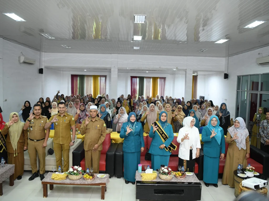 Foto: Pj Ketua TP PKK Aceh Mellani Subarni, dikukuhkan sebagai Bunda GenRe Aceh dan Bunda BKB Aceh, oleh Kepala Perwakilan BKKBN Aceh Safrina Salim, di Aula Dekranasda Aceh Besar, Senin (8/7/2024).
Pukul 09.10 sd 10.40
