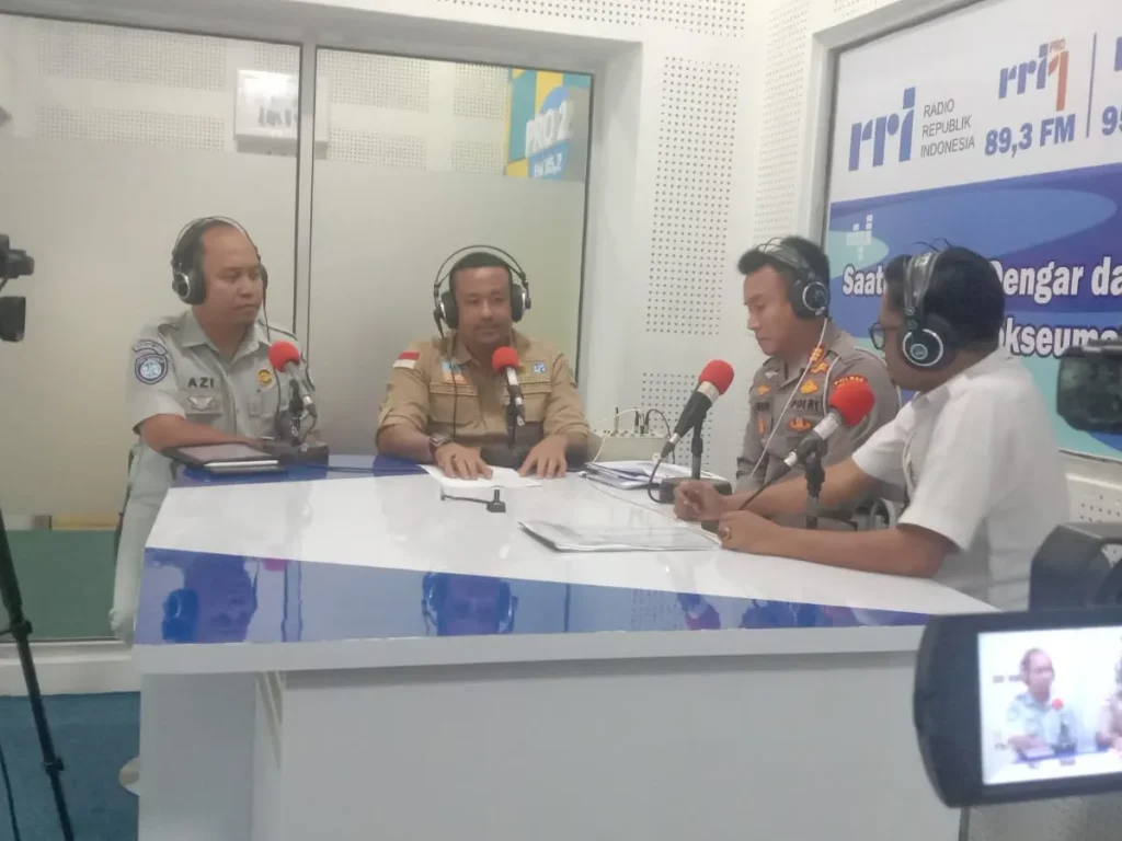 Foto: Kasat Lantas Polres Lhokseumawe, AKP. M. Abdhi Hendriyatna, S. I. K, erwakilan dari Ka. UPTD V BPKA/SAMSAT Kota Lhokseumawe, Chaidir, S. E., M. M., dan Kepala Jasa Raharja Kota Lhokseumawe, Azi Suzi Wijaya, S. T. menghaddiri Dialog Interaktiv RRI Lhokseumawe