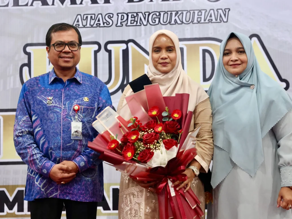 Foto: Penjabat Sekretaris Daerah Aceh, Azwardi AP, M.Si., atas nama PJ Gubernur Aceh melakukan Pengukuhan Mellani Subarni sebagai Bunda Literasi Aceh, di Aula Gedung Pelayanan Perputakaan Aceh, Rabu, 10/7/2024