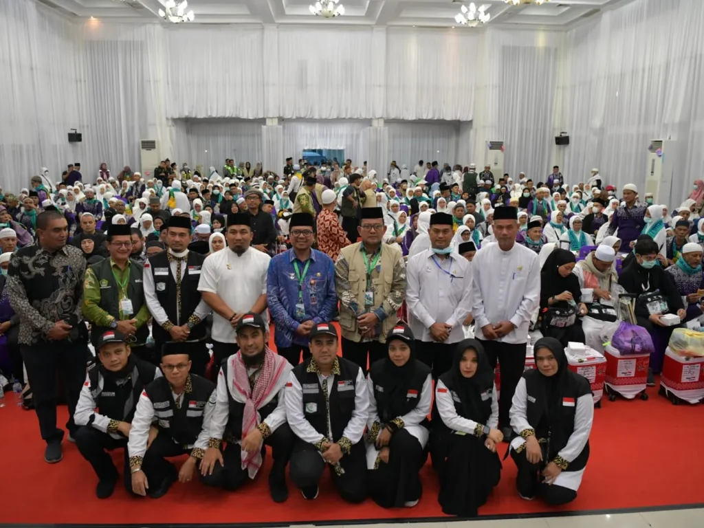 Foto: Pj. Sekda Aceh. Azwardi AP. M. Si didampingi Pj. Bupati Aceh Besar, Muhammad Iswanto, S.STP. M. Si dan Ka.Kemanag Aceh penyambutan Jemaah Haji Kloter Pertama Asal Aceh Besar dan Kota Sabang sekaligus penyerahan sumbangan Untuk Masjid Almabrur Asrama Haji di Embarkasi Aceh (BTJ) Tahun 1445H/2024M, Asrama Haji Banda Aceh, Rabu, 10/07/2024.