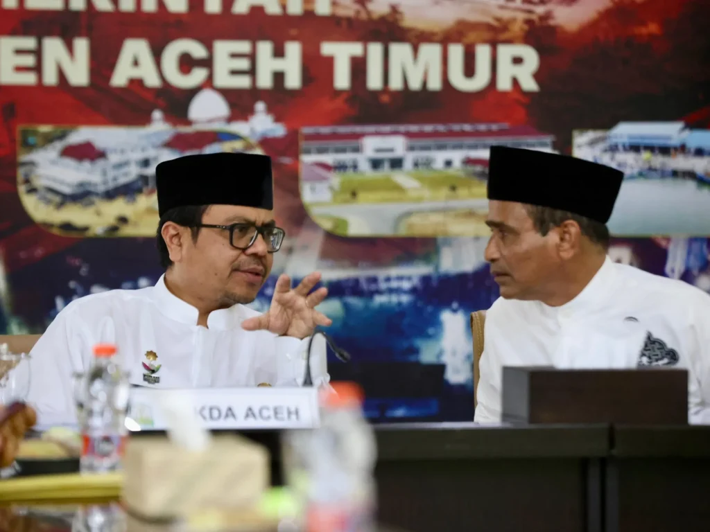 Foto: Penjabat Sekretaris Daerah Aceh, Azwardi AP, M.Si., didampingi PJ Bupati Aceh Timur, Ir.Mahyuddin, M,Si., mengikuti secara virtual Rapat Kerja Penyelesaian Penyedian Lahan Untuk Kombantan di Aceh dengan Kementerian Agraria dan Tata Ruang Republik Indonesia serta pihak terkait, di Aula Kantor Bupati Aceh Timur, Jumat, 12/7/2024.