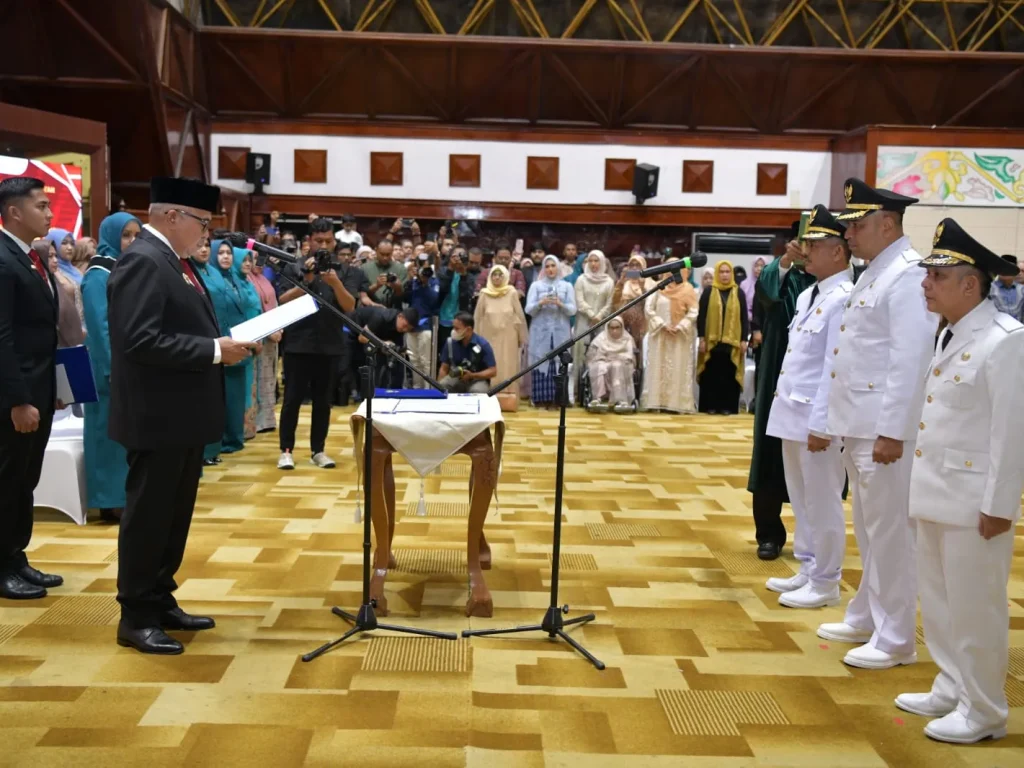Foto: Pj Gubernur Aceh atas nama Menteri Dalam Negeri RI, melantik Penjabat Wali Kota Banda Aceh Ade Surya, Pj Bupati Aceh Timur Amrullah M Ridha, dan Pj Bupati Bener Meriah Mohd Tanwier serta Penyerahan Perpanjangan SK Pj Bupati Aceh Besar kepada Muhammad Iswanto dan Pj Bupati Aceh Utara Mahyuzar.