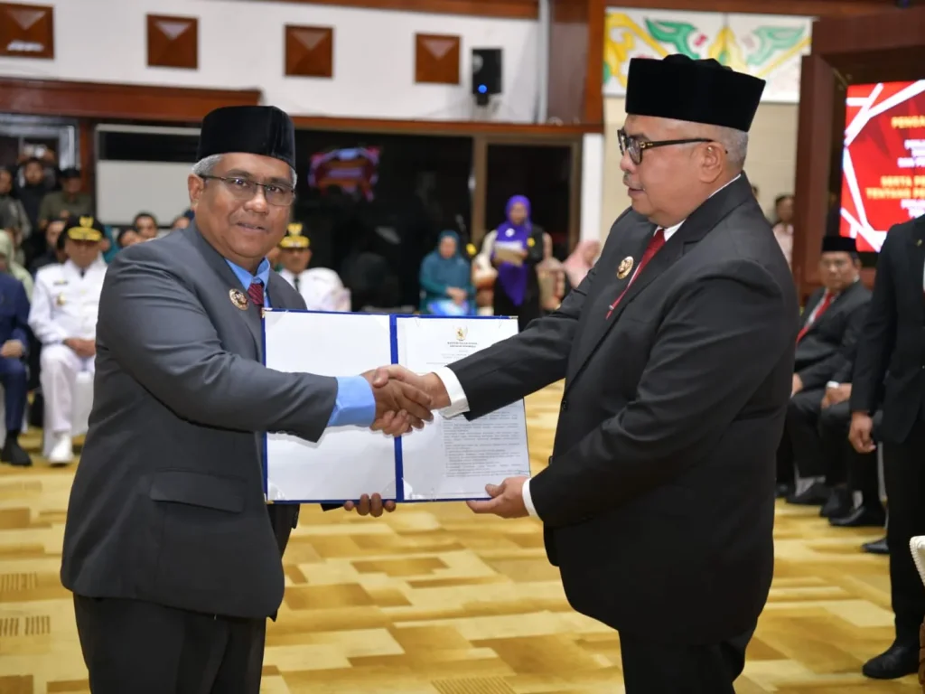 Foto: Pj Gubernur Aceh Bustami menyerahkan SK perpanjangan Bupati kepada Drs. Azwardi, MSi