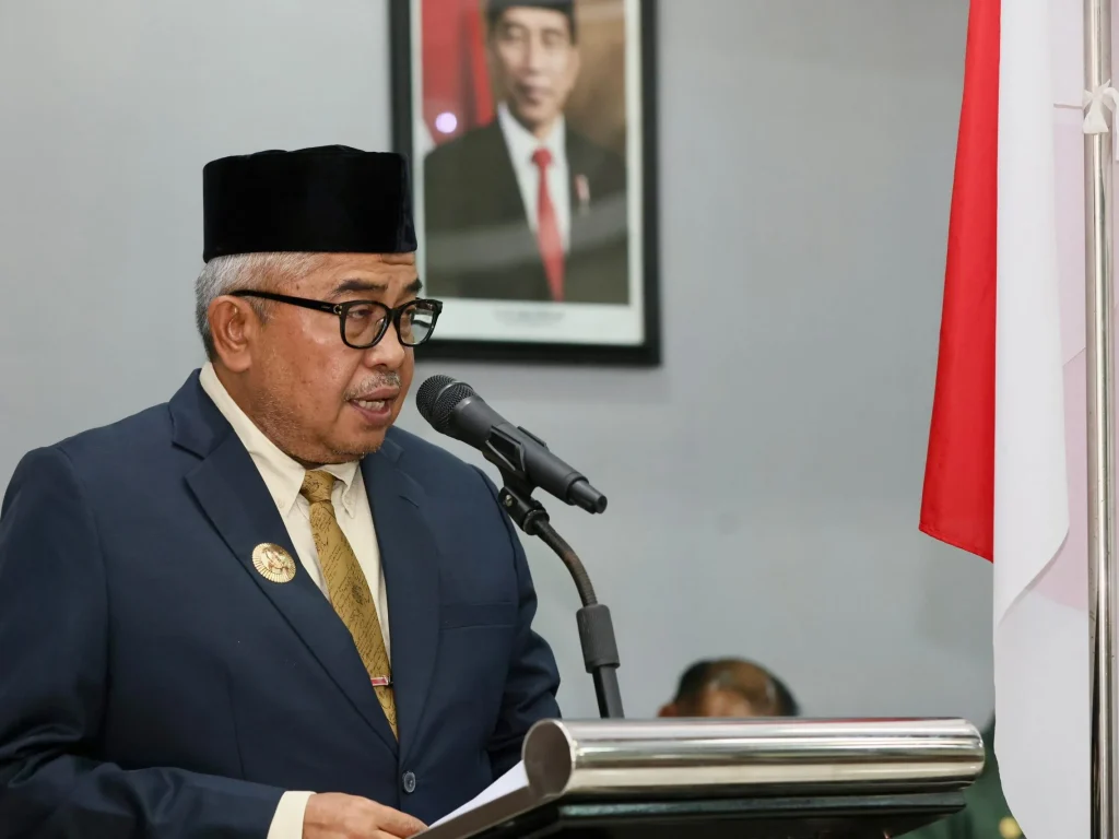 Foto: Penjabat (Pj) Gubernur Aceh, Bustami, SE, M.Si, meminta orang tua agar mengantarkan anak mereka pada hari pertama masuk sekolah. Hal itu disampaikan Bustami melalui Surat Edaran Nomor 400.3/8112 tertanggal 12 Juli 2024 tentang Penerapan dan Penguatan Transisi Pendidikan Anak Usia Dini/Raudhatul Athfal ke Sekolah Dasar/Madrasah Ibtidaiyah Kelas Awal.