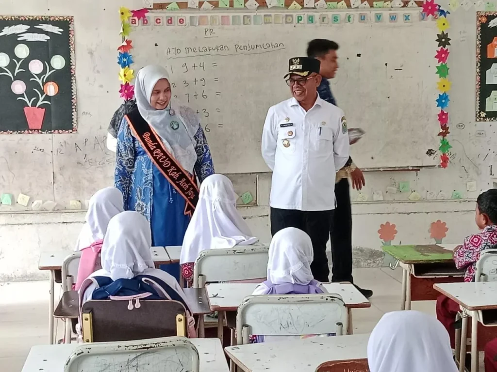 Foto: Pj.Bupati Aceh Jaya, Dr. A. Murtala, M.Si, mengimbau seluruh orang tua dan wali murid untuk mendampingi anak-anak mereka selama Masa Pengenalan Lingkungan Sekolah (MPLS) Tahun Pelajaran 2024/2025