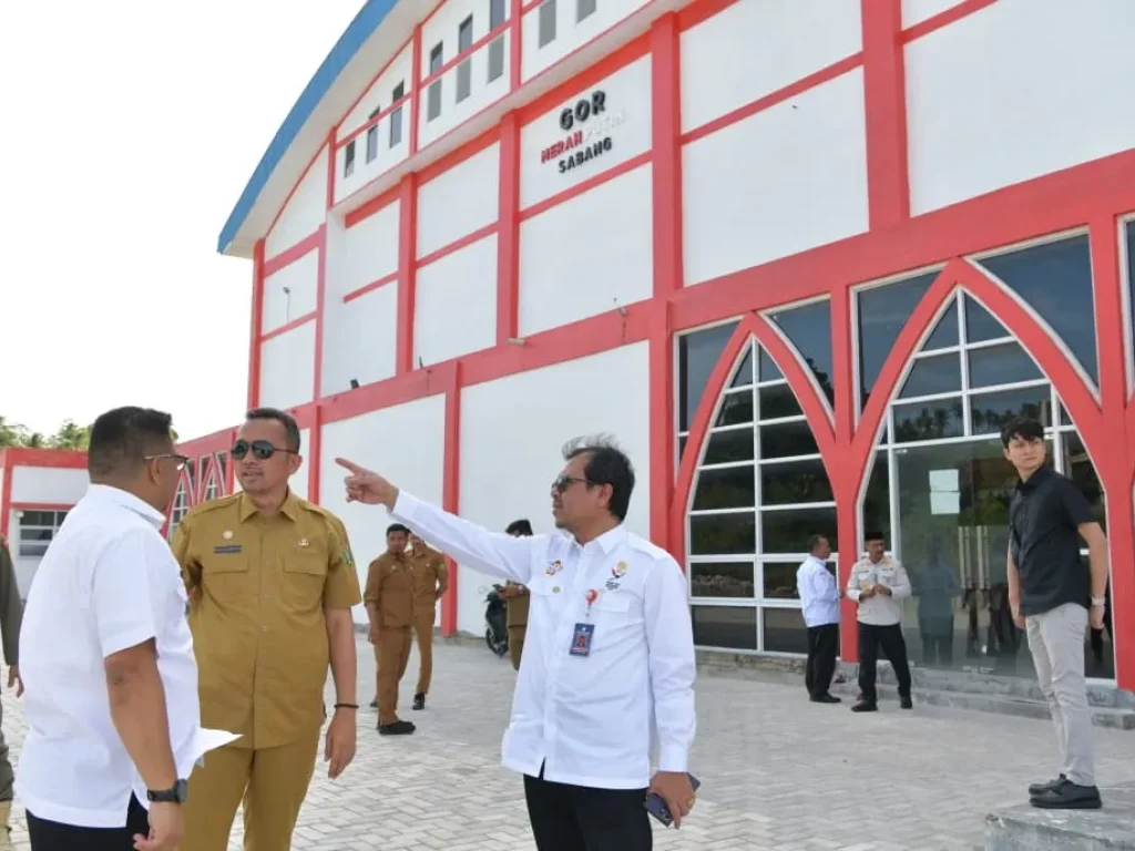 Foto: Pj. Sekda Aceh, Azwardi AP didampingi Pj. Walikota Sabang, Reza Fahlevi dan Kepala SKPA  meninjau Venue PON XXI Cabor Kortball di GOR Merah Putih Sabang-Mauroke, Kota Sabang, Senin, 15/07/2024.