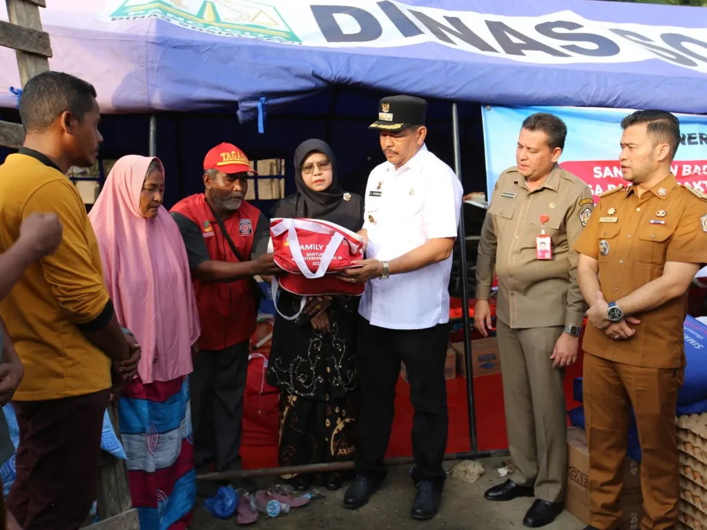 Foto: Pj Wali Kota Lhokseumawe A. Hanan, SP, MM, menyerahkan bantuan kemanusiaan kepada para korban kebakaran yang mengalami musibah di Desa Padang Sakti, Kecamatan Muara Satu, Kota Lhokseumawe
