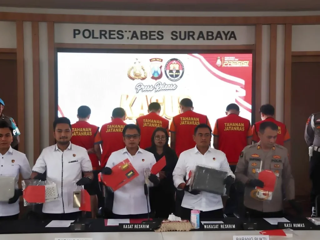 Foto: Polrestabes Surabaya menangkap bandar judi slot Royal Dream dengan omset Rp1 miliar per bulan. Bandar tersebut berinisial RA (25) yang ditangkap di Sidoarjo, Jawa Timur (Jatim).
