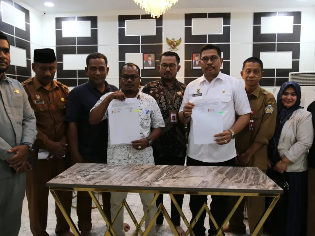 Foto: Penjabat (Pj) Wali Kota Lhokseumawe, A. Hanan, SP. MM menandatangani Nota Perjanjian Hibah Dana (NPHD) dengan Panitia Pengawas Pemilihan Umum (Panwaslih) Kota Lhokseumawe untuk Pemilihan Kepala Daerah (Pilkada) Gubernur Aceh dan Wali Kota dan Wakil Wali Kota Lhokseumawe Tahun 2024. Penandatanganan ini dilakukan di Guest House Wali Kota Lhokseumawe, Senin sore (15/07/2024).