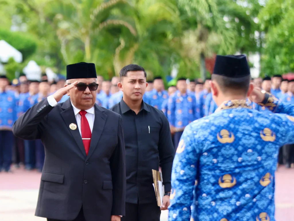 Foto: Penjabat Gubernur Aceh, Bustami, SE, M.Si.,sebagai Inspektur  upacara Peringatan Hari Koperasi Nasional ke-77, di Halaman Kantor Gubernur Aceh, Selasa, 16/7/2024