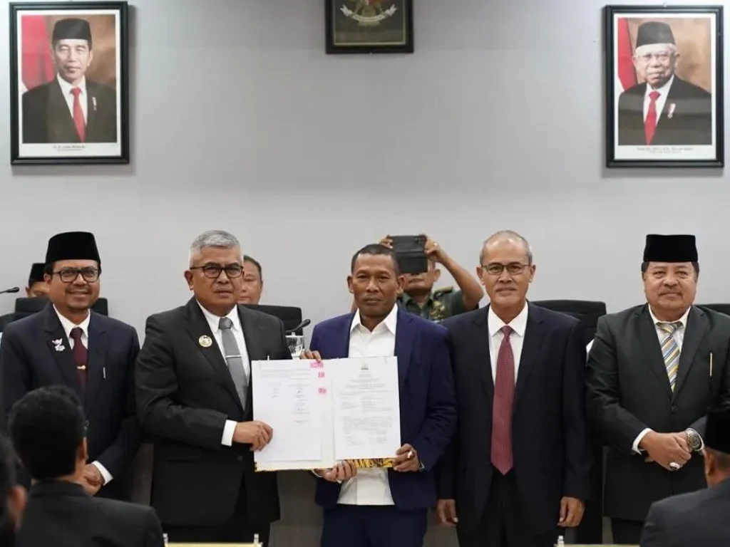 Foto: Pj Gubernur Aceh Bustami SE, M.Si melakukan penandatangan  berita acara persetujuan bersama terhadap rancangan Qanun Aceh tentang petanggungjawaban pelaksanaan APBA Tahun anggaran 2023  di Gedung  serbaguna DPRA , selasa 16 juli 2024.