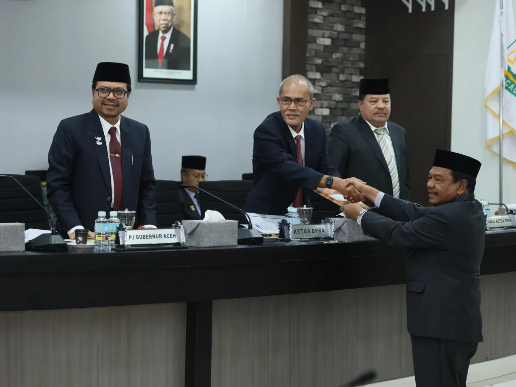 Foto: Pj Sekda Aceh Azwardi menyampaikan Pendapat Akhir Gubernur Aceh terhadap Rancangan Qanun Aceh tentang Pertanggungjawaban Pelaksanaan APBA Tahun Anggaran 2023, di ruang serbaguna DPR Aceh, 16 Juli 2024.