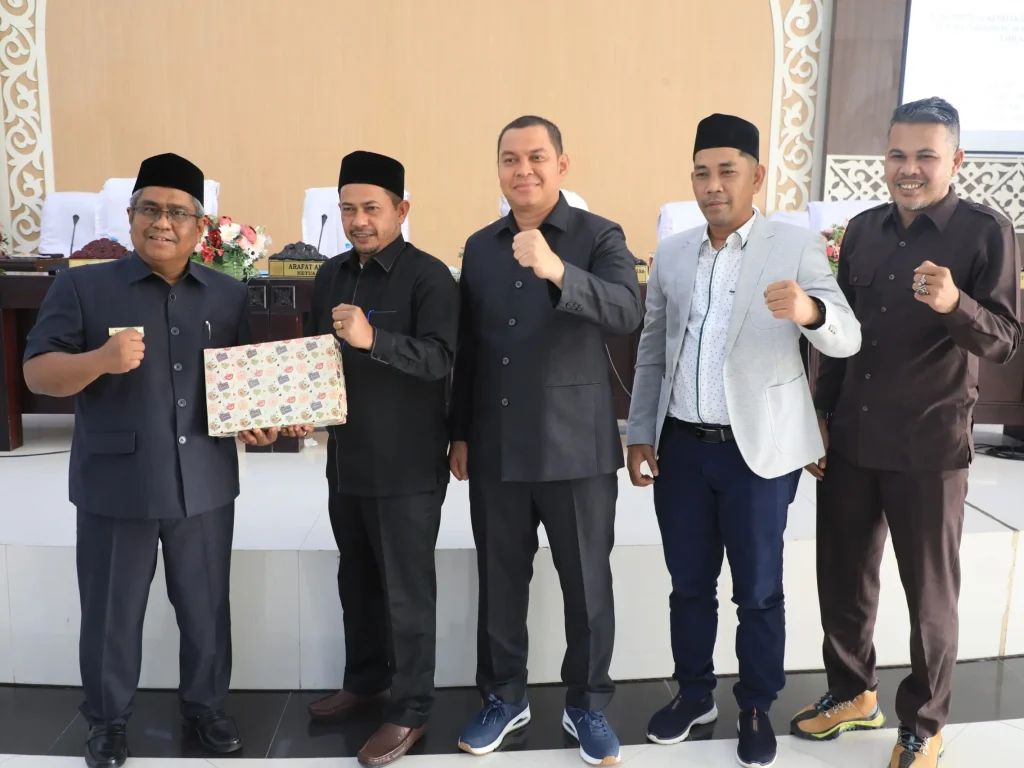 Foto: Seluruh fraksi di Dewan Perwakilan Rakyat Kabupaten, menyetujui Rancangan Qanun Aceh utara tentang Pertanggungjawaban Pelaksanaan Anggaran Pendapatan dan Belanja Kabupaten Tahun Anggaran 2023 diqanunkan.