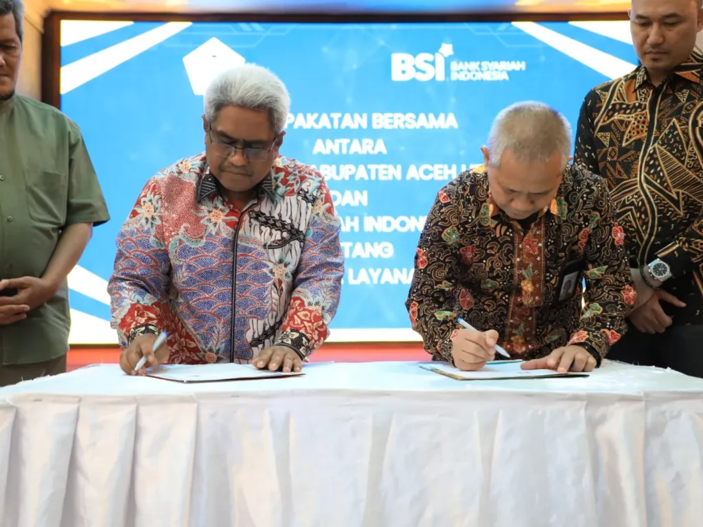 Foto: Pj Bupati Aceh Utara Dr Mahyuzar, MSi, didampingi oleh Pj Sekda Aceh Utara Dayan Albar, SSos , MAP menandattangani Kesepakatan Bersama terkait pemanfaatan jasa dan layanan perbankan dengan manajemen Bank Syariah Indonesia (BSI)