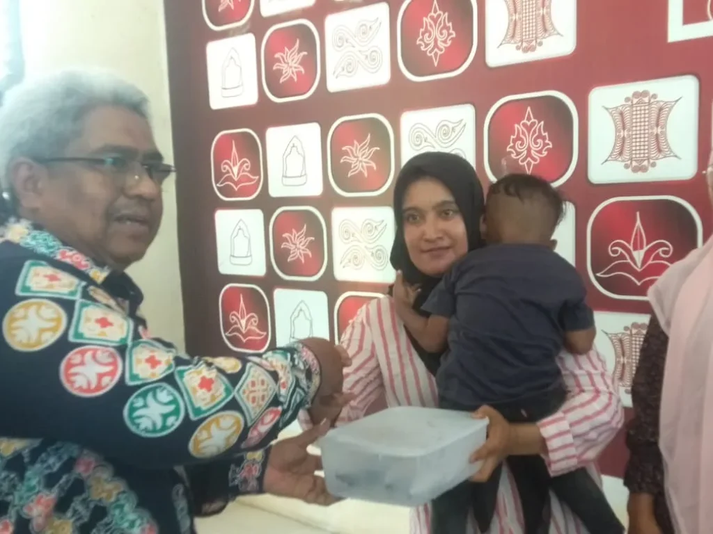 Foto: Penjabat Bupati Aceh Utara Dr Mahyuzar, MSi, menyerahkan bantuan 750 paket ikan segar, atau sebanyak 7,5 ton, kepada keluarga yang mempunyai anak stunting dan ibu hamil.