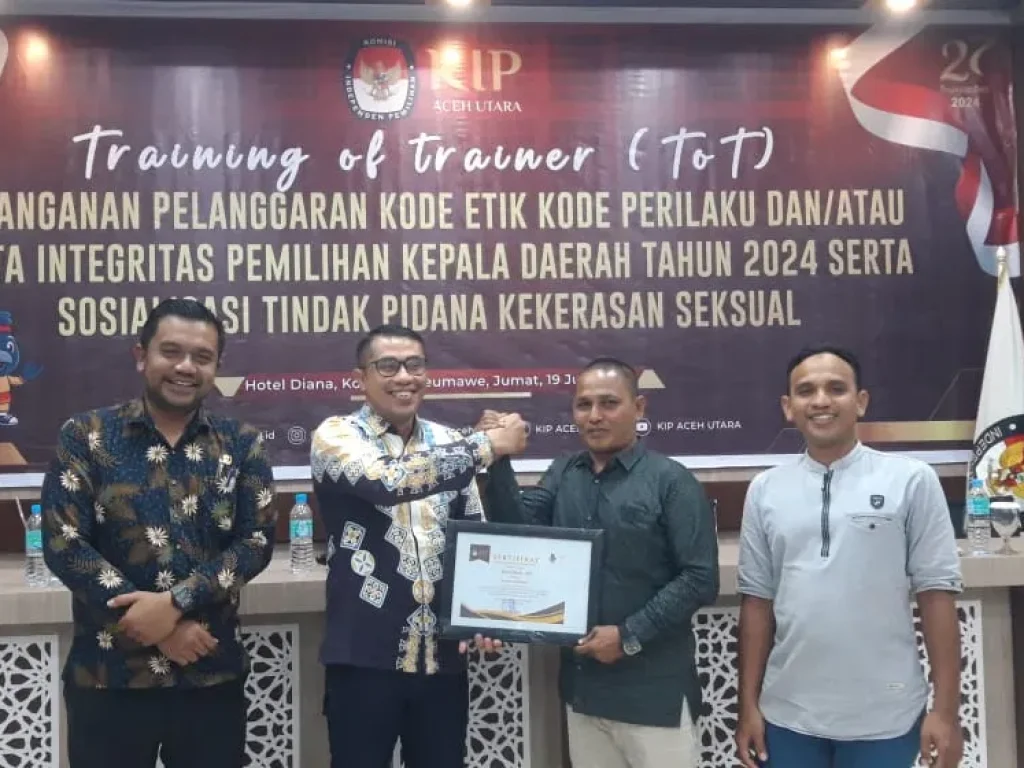 Foto: Koordinator Divisi Hukum dan Penyelesaian Sengketa Panitia Pengawas Pemilihan (Panwaslih) Kabupaten Aceh Utara, Abdullah, SH menjadi pemateri kode etik penyelenggara Pemilu