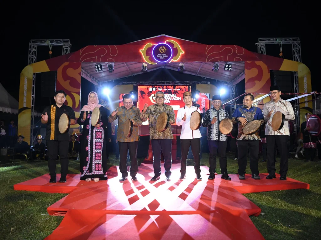 Foto: j. Gubernur Aceh, Bustami membuka Acara ceremony Festval Aceh dilapanagn Dinas Pendidikan dan Kebudayaan Aceh Barat Desa Lapang Kab. Aceh Barat , 19/7/2024