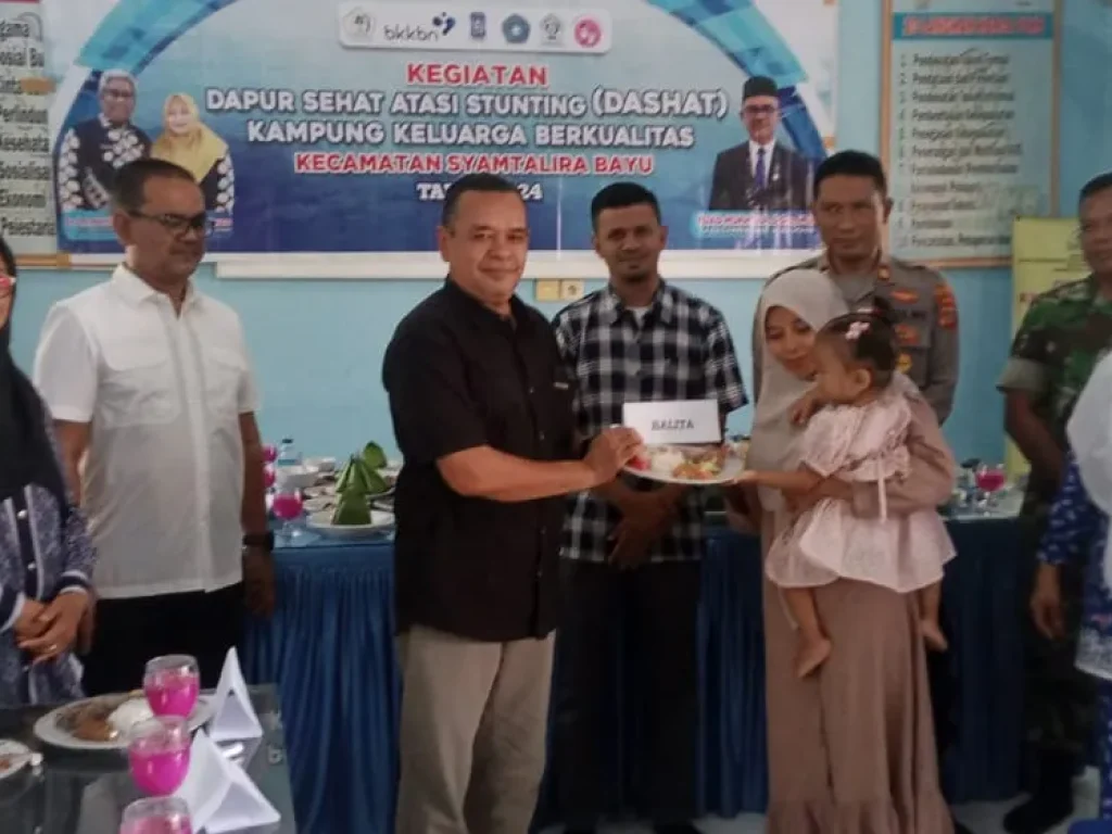 Foto: Kadis DPM-PPKB Aceh Utara, Fuad Mukhtar, S.Sos., MSM, dengan dampingi Persagi Cabang Aceh Utara, TP-PKK, Koordinator Balai KB, Camat  dan Muspika Syamtalira Bayu serta Geusyik Gampong Dayah Blang Seureukuy menutup kegiatan DAHSAT