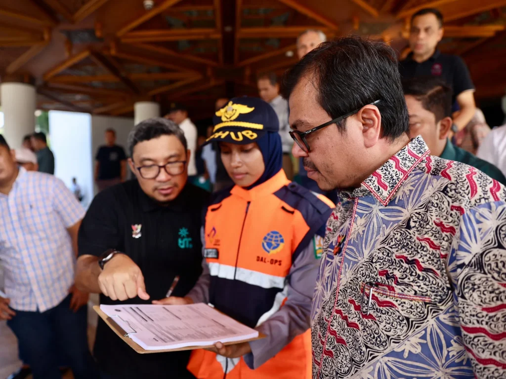 Foto: Penjabat Sekretaris Daerah Aceh, Azwardi AP, M.Si., didampingi Asisten Administrasi Umum Sekda Aceh, Dr. H. Iskandar, AP, S.Sos, M.Si., serta Kepala SKPA/KARO, 
memimpin apel serta melakukan pemeriksaan kendaraan dinas Pemerintah Aceh untuk operasional PON XXI 2024, Sabtu, (20/7/2024).